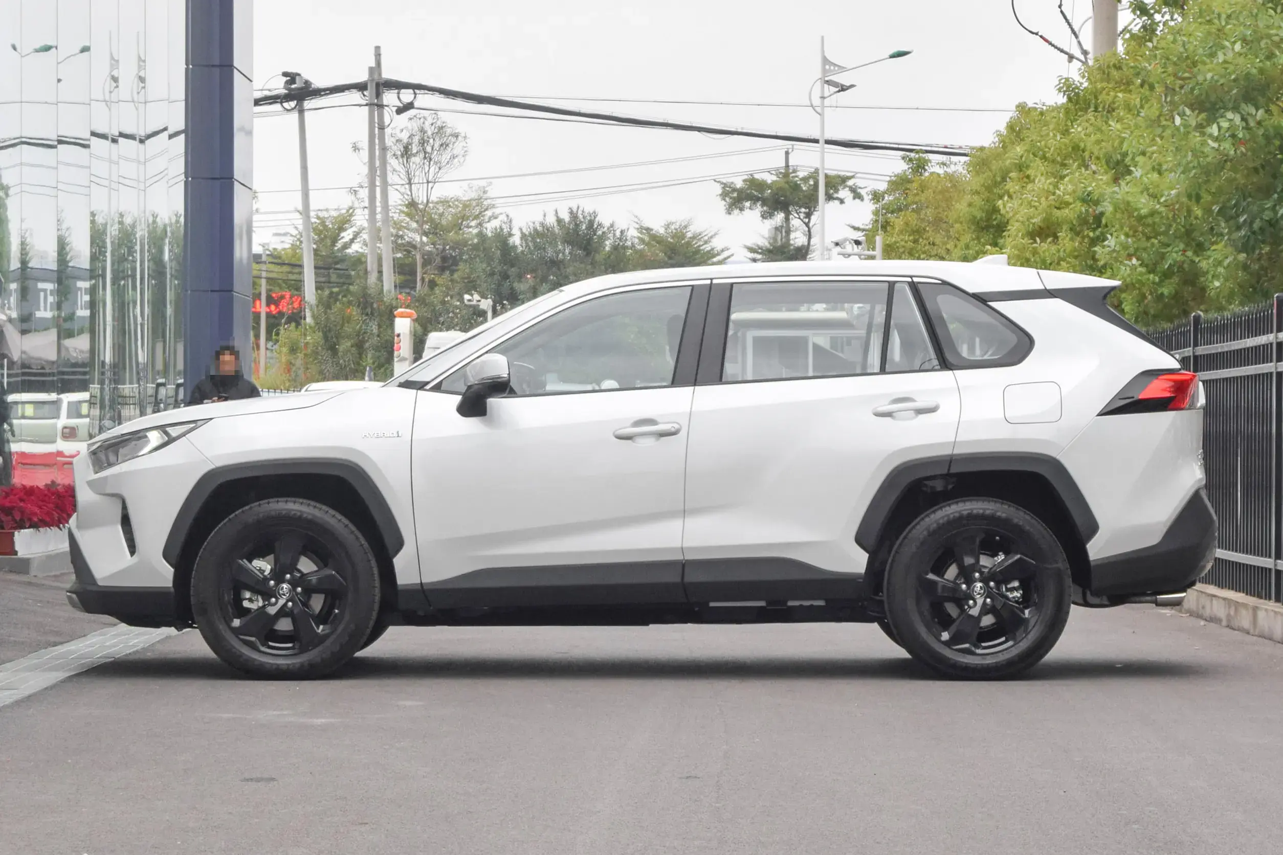 双擎RAV4荣放：搭载2.5L+E-CVT，安全舒适，油耗低，适合家用插图1