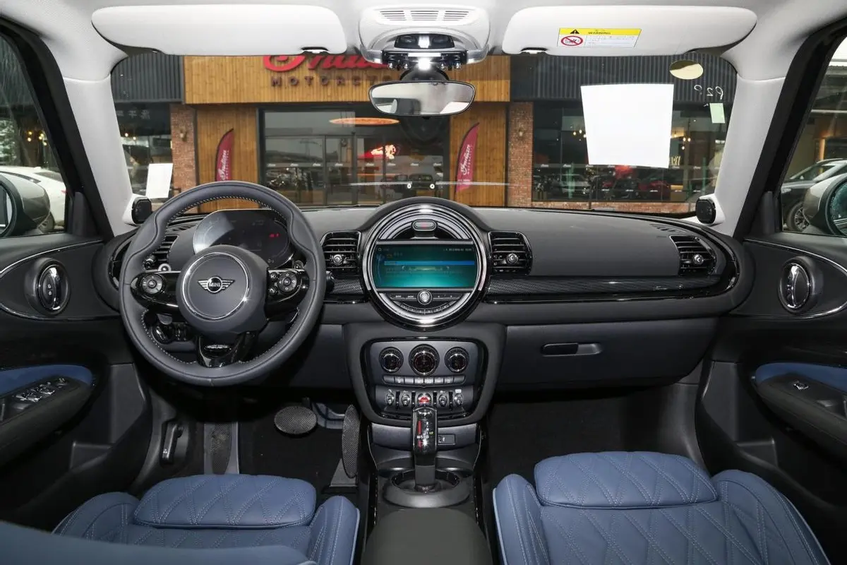 外观造型复古，搭载1.5T引擎，MINI CLUBMAN实拍插图5