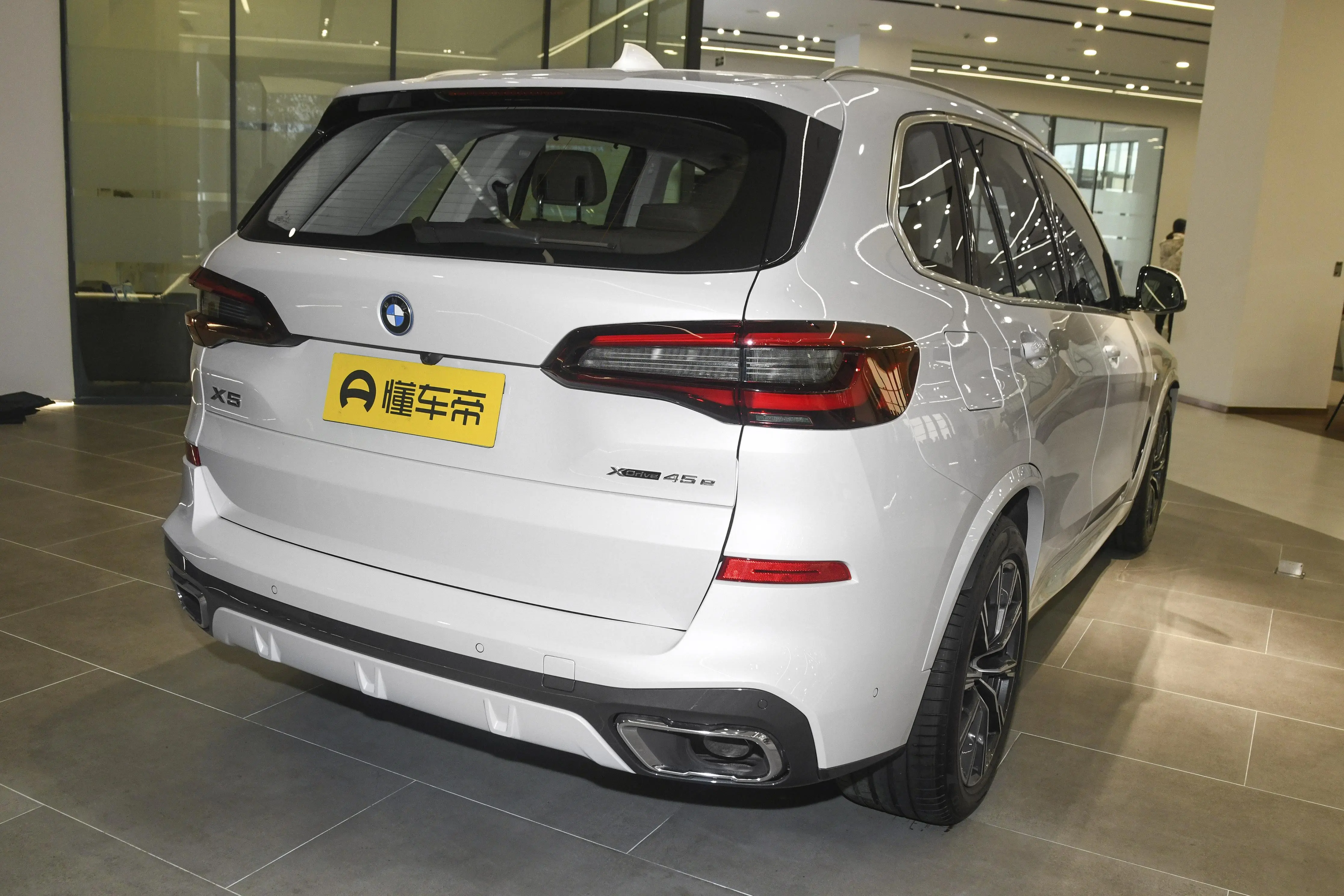 宝马X5 PHEV：搭载3.0T发动机，百公里油耗2.2L，百公里加速5.6s插图5