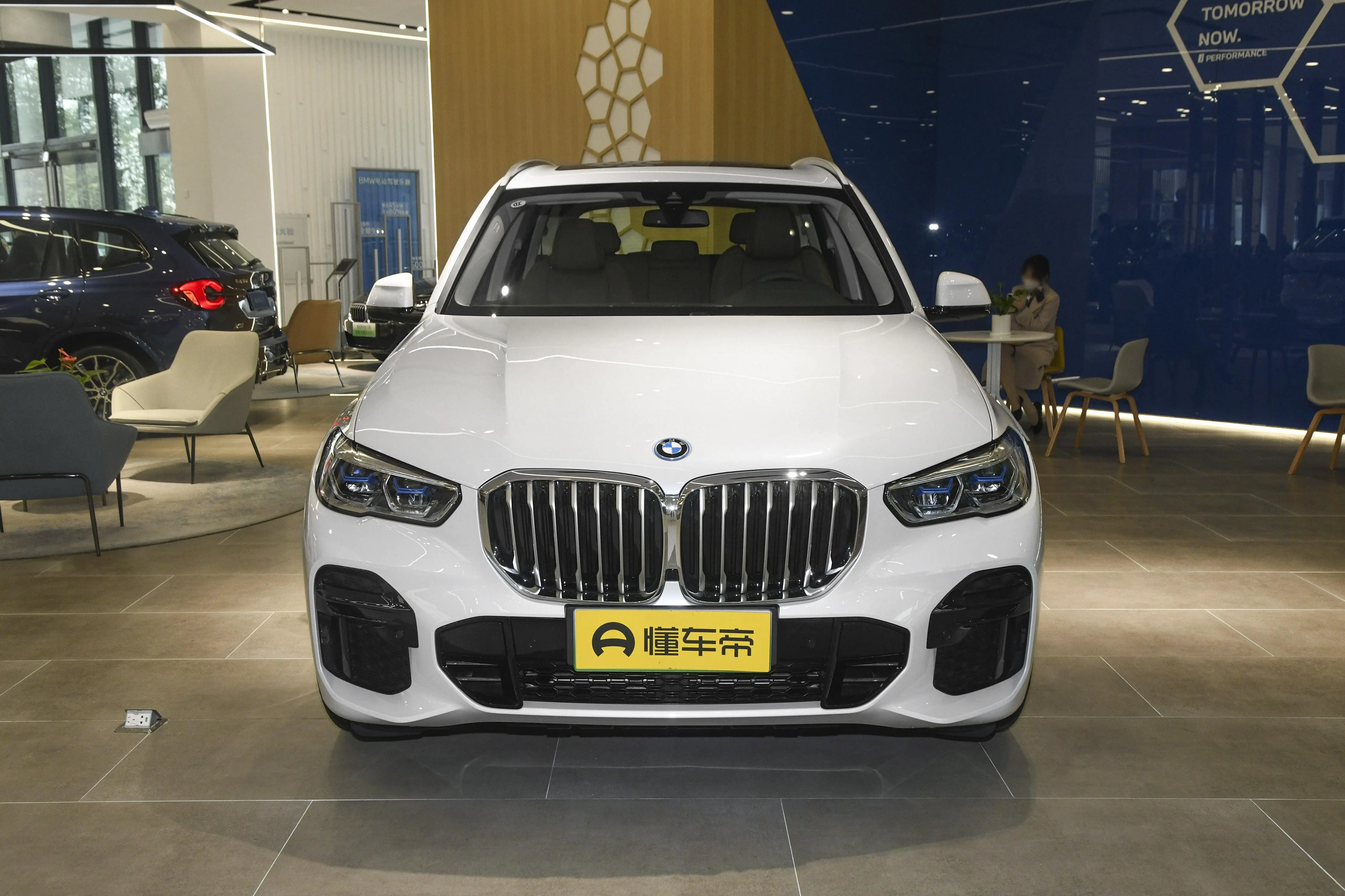 宝马X5 PHEV：搭载3.0T发动机，百公里油耗2.2L，百公里加速5.6s插图2